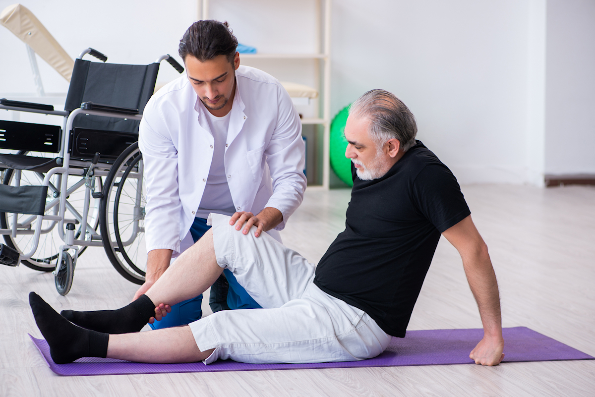 127778151-aged-patient-recovering-from-injury-in-hospital Private Physiotherapy Cambridge